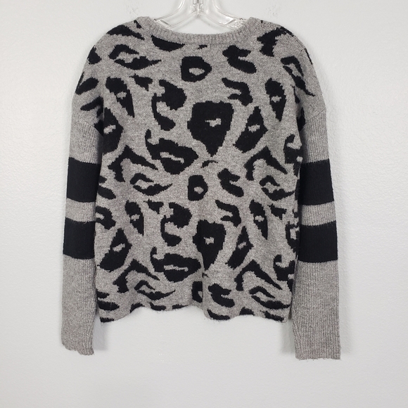 JOHN+JENN Leapord Print Striped Sleeve Semi Cropped Sweater Sz M - Picture 5 of 7